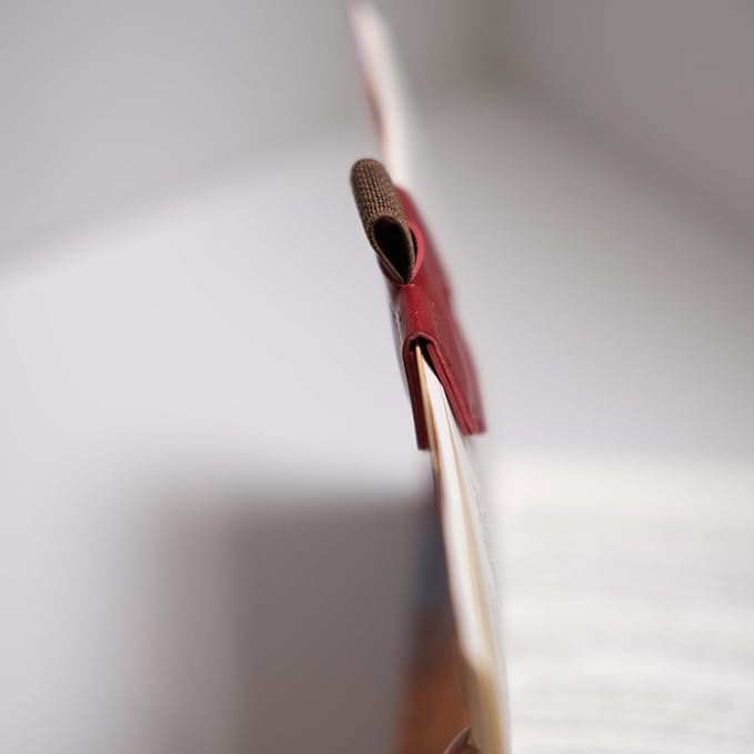 Personalized Magnetic Bygone Mark Bookmark with Pen Holder, 26 Letters Name Initial Custom Leather Book Mark for Women, Gifts for Book Lovers and Readers (Green,M)